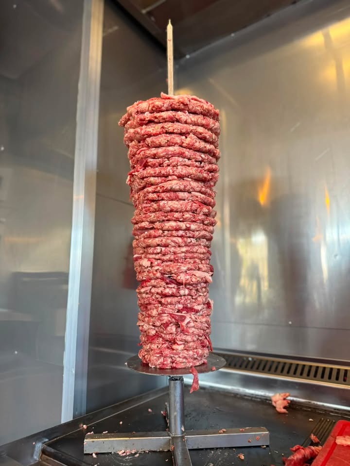 Frisch gesteckter Fleischspieß